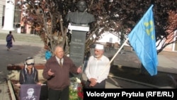 Акция крымскотатарских и украинских гражданских активистов возле памятника генералу Петру Григоренко в Симферополе, Крым, 16 октября 2012 года