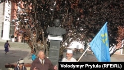 Qırımtatar ve ukrayın vatandaş faalleriniñ Aqmescitteki Petro Ğrığorenko abidesi ögünde aktsiyası, Qırım, 2012 senesi oktâbrniñ 16-sı