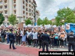 Peste 1.000 de profesori şi alţi angajaţi din învăţământ au protestat joi şi la Cluj-Napoca.