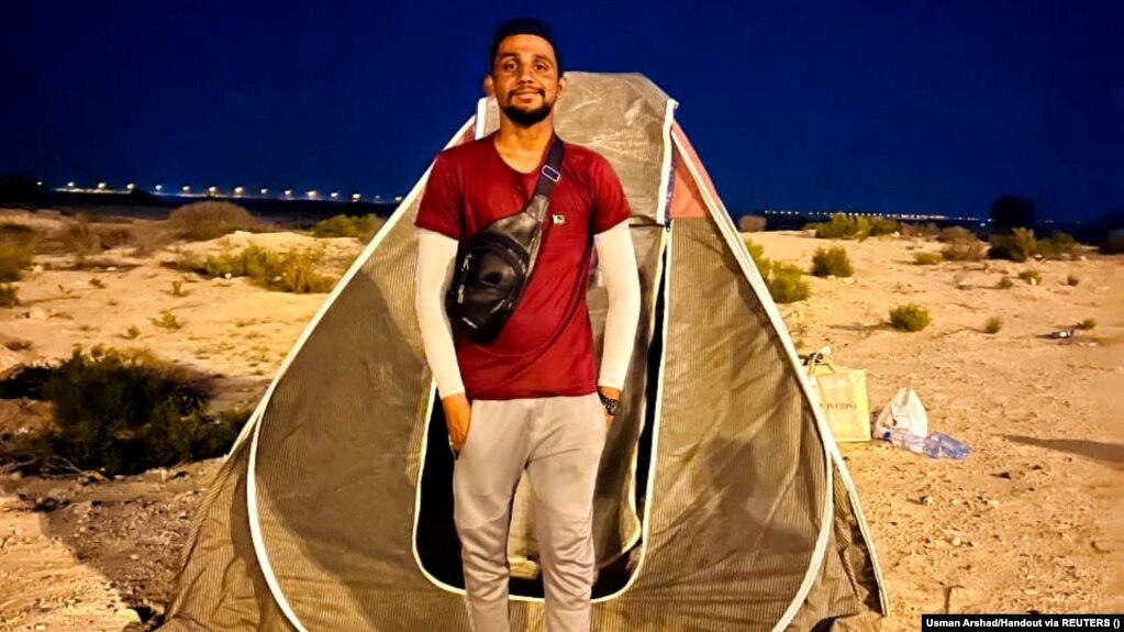 Аршад позира пред палатката си в пустинята на Белуджистан, Пакистан. &bdquo;Всеки мюсюлманин иска да дойде в Мека, в Божия дом и да посети джамията на пророка Мохамед поне веднъж в живота си. И аз имах същото желание, но моето беше да отида до тези две места пеш&ldquo;, казва той.