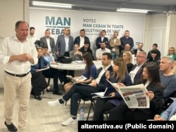 Ion Ceban vorbește membrilor MAN despre europarlamentare, la sediul partidului, pe 7 iunie.