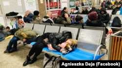Біженці з України на автовокзалі у Варшаві. 8 березня 2022 року. Тисячі людей, переважно жінки з дітьми, втікали від війни. Польща відкрила кордон і прийняла на себе першу найбільшу хвилю.