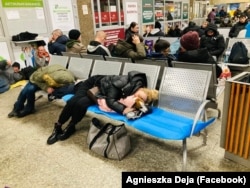 Українські біженці на автовокзалі Варшава Заходня. Варшава, 8 березня 2022 року