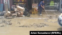 stanovnici Peći saniraju štete od poplave, 25. juna 2023.