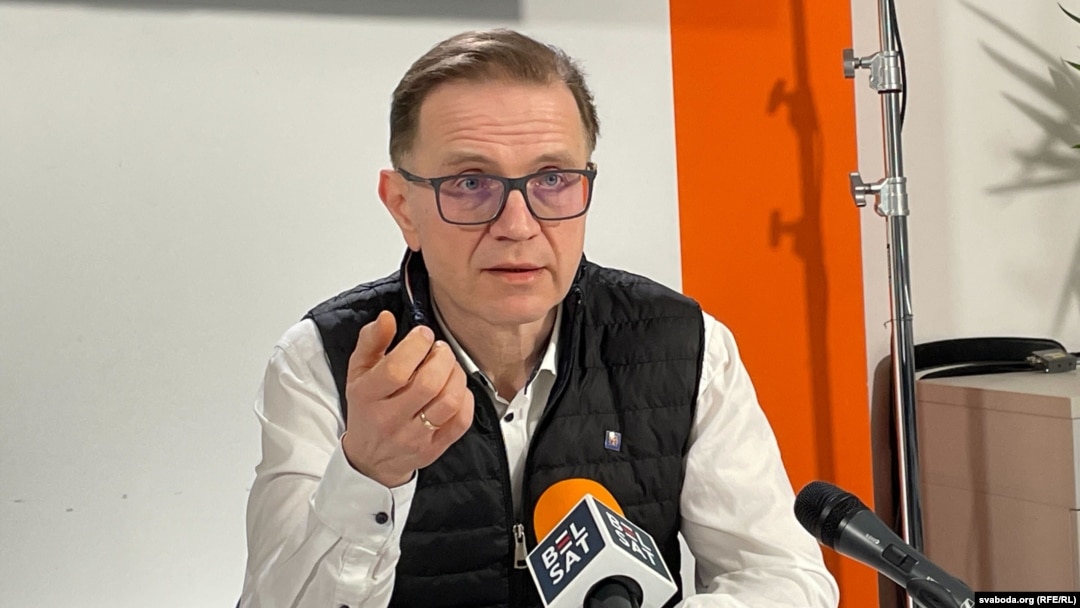Alexei Jikavițki, directorul interimar al Belsat TV - canal de știri independent din Belarus cu sediul în Polonia, clasificat ca „organizație extremistă” de regimul autocratului Lukașenko. 