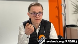 Alexei Jikavițki, directorul interimar al Belsat TV - canal de știri independent din Belarus cu sediul în Polonia, clasificat ca „organizație extremistă” de regimul autocratului Lukașenko. 