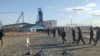 Шахтеры в поселке Бестобе Акмолинской области собираются у здания шахты, узнав о сокращении на работе. 29 марта 2023 года