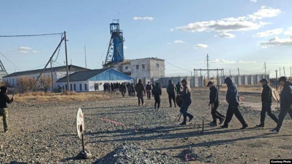 Шахтёры в посёлке Бестобе Акмолинской области собираются у здания шахты, узнав о сокращении на работе. 29 марта 2023 года