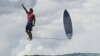 Surferul brazilian Gabriel Medina, pe 29 iulie, în întrecerea din „serii” din concursul de surf de la Jocurile Olimpice 2024. Imaginea cu surferul „plutind” deasupra oceanului a devenit virală pe internet. Competiția olimpică de surfing are loc în Tahiti, în Oceanul Pacific.