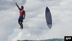 Surferul brazilian Gabriel Medina, pe 29 iulie, în întrecerea din „serii” din concursul de surf de la Jocurile Olimpice 2024. Imaginea cu surferul „plutind” deasupra oceanului a devenit virală pe internet. Competiția olimpică de surfing are loc în Tahiti, în Oceanul Pacific.