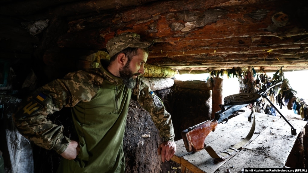 Попри спокійну ситуацію, кажуть, спостереження за своєю ділянкою військові ведуть постійно, щоб вчасно виявити переміщення противника.