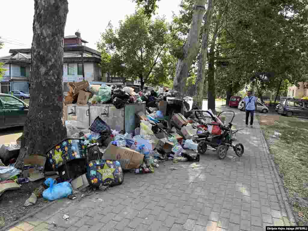 Маж го гледа натрупаниот смет во и околу контејнерите во скопската населба Бутел. Дел од скопските Општини најавија дека сами ќе се справуваат со овој проблем на локално ниво.