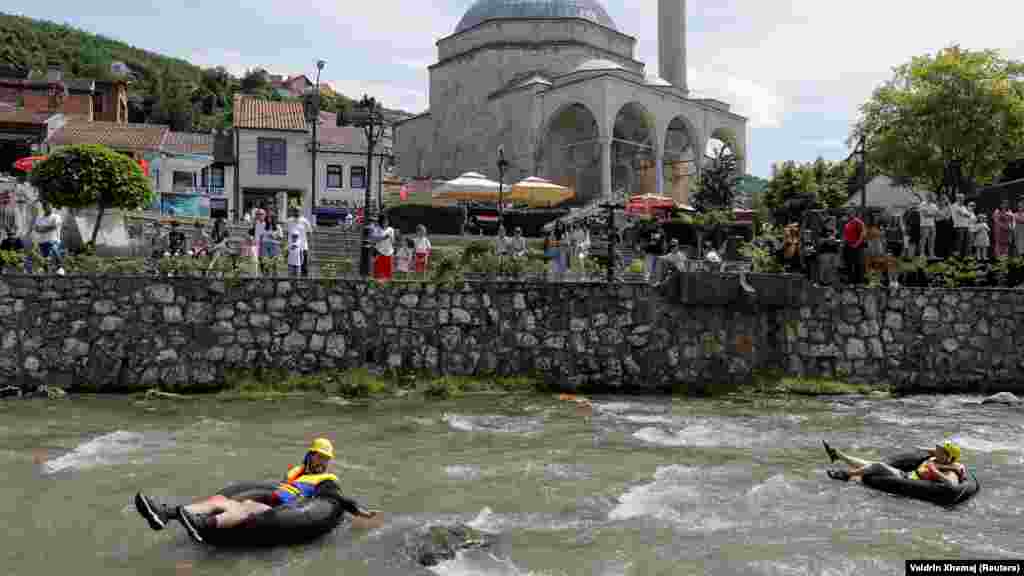  Učesnici takmičenja plutanja na unutrašnjim gumama tokom festivala guma &quot;Bunar Fest&quot; na reci Prizrenska bistrica u Prizrenu, na Kosovu. 