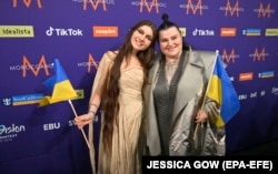 Співачки Alyona Alyona (праворуч) і Jerry Heil, які представляють Україну з піснею Teresa & Maria на «Євробаченні-2024». Мальме, Швеція, 7 травня 2024 року