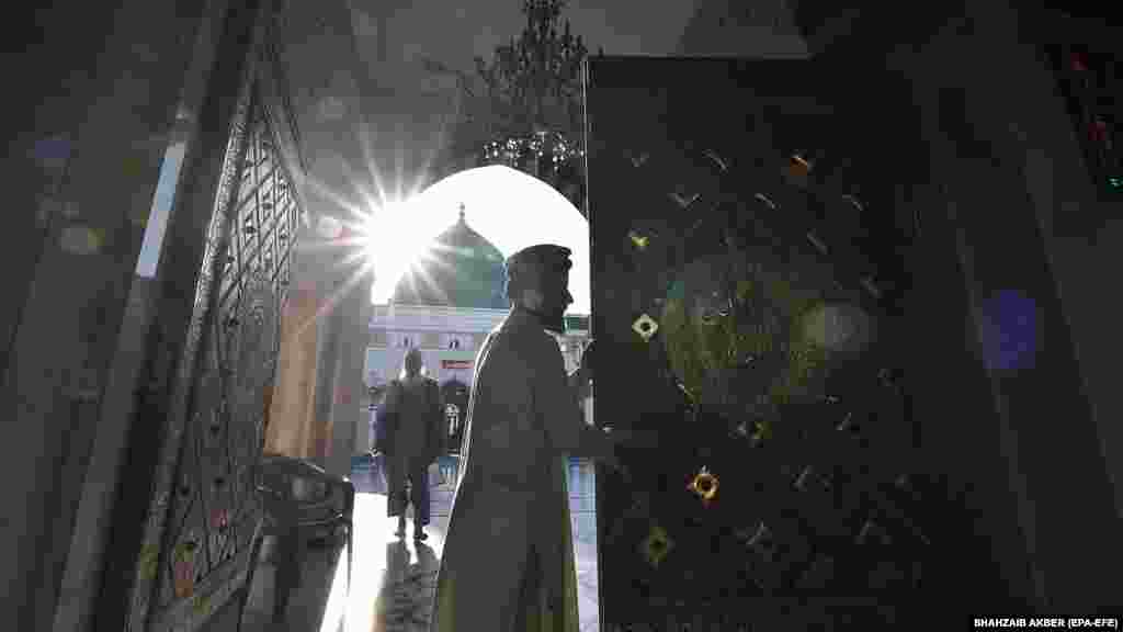 A felkészülés jegyében a mecseteket Pakisztán-szerte alaposan kitakarítják.&nbsp;Úgy tartják, hogy a ramadán utolsó tíz éjszakáján jelent meg a Korán első verse