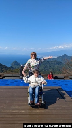 Марина Іващенко з донькою Мартою біля гори Фудзі