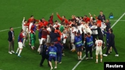 بازیکنان تیم فوتبال ترکیه پیروزی در برابر تیم اتریش را روی میدان سبز جشن گرفته اند. 