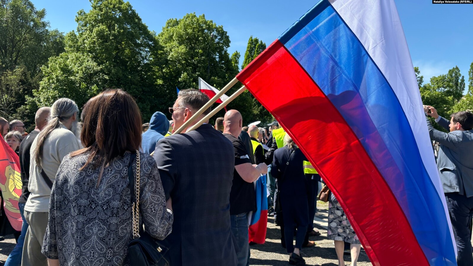 Россияне пришли к памятнику российским солдатам