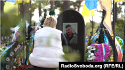 Неля Шастун, мати загиблого військового Ігоря Шастуна на могилі у сина. Білогородка, Київcька область