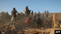Banorët në Herat duke kërkuar për të mbijetuar pas shembjes së një shtëpie. 7 tetor 2023.
