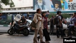 Iráni nők sétálnak az utcán az erkölcsrendőrség újjáéledése idején Teheránban 2023. július 16-án