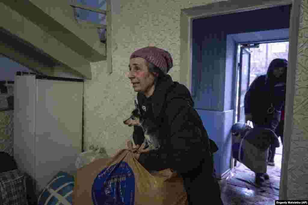 Эвакуированная из Бахмута Люба заходит в приют в Константиновке с собакой и сумкой с вещами. &laquo;Мы думали, до такого не дойдёт&raquo;, &mdash; сказала она, подразумевая бушующую войну и бегство из разрушенного города в последний момент