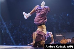 Breakdance-ul a fost introdus în premieră ca sport olimpic la Jocurile Olimpice de la Paris 2024. În imagine, Logan Edra, alias B-girl Logistx - aici în timpul unui concurs din 2022 - care va fi prezentă și în proba olimpică feminină, în 9 august.