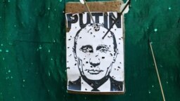 "[Путиннің төңірегіндегі кландар] Ресей соғыста жеңілген соң (ешқайсысы жеңіске сенбейді), тақ үшін талас жаңа сипат алатынын біледі. Бұл таласта жеңілген тарап бүкіл билігі мен байлығынан айырылады" дейді зерттеуші журналист Роман Анин.