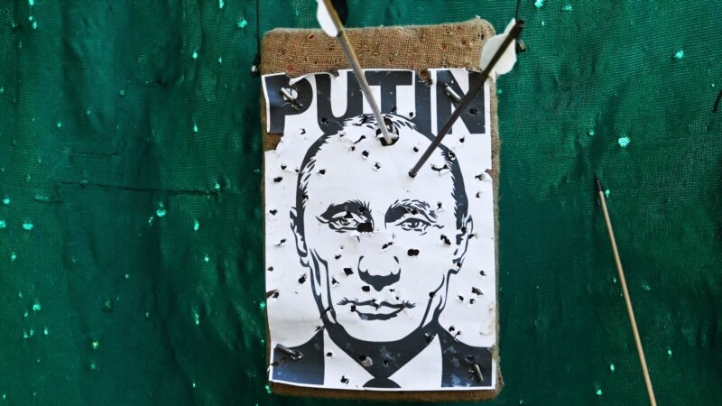 Започна војна на кланови за тронот на Путин, вели руски истражувачки новинар