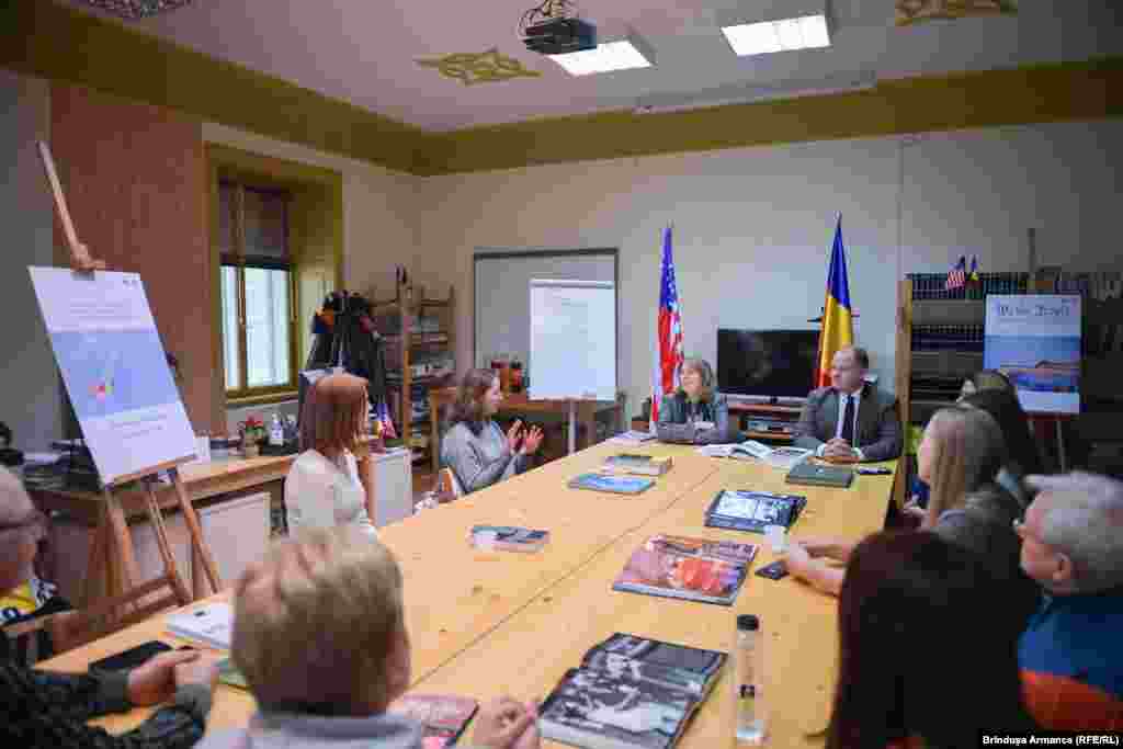 La American Corner Timișoara, ambasadoarea Kathleen Kavalec a purtat un dialog cu refugiați ucraineni care învață limba engleză în România.&nbsp;