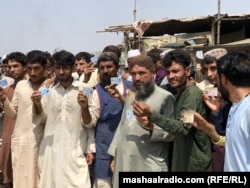 تعدادی از افغانهای که در پاکستان کارت های اقامت نیز دارند اما نگران برنامه اخراج از این کشور اند