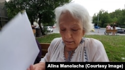 Gheorghița Ilioiu, pensionară. Cu nasul în hârtii, femeia își calculează singură punctajul și conchide că i s-a făcut o nedreptate.