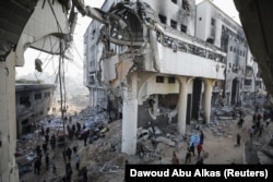 Палестинци инспектират щетите в болница "Ал Шифа", след като израелските сили се изтеглиха от оттам след двуседмична операция, 1 април 2024 г., град Газа