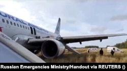 Самолет Airbus-A320 "Уральских авиалиний" совершил аварийную посадку в поле под Новосибирском, Россия, 12 сентября 2023 года