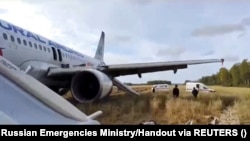 Un avion al companiei ruse Ural Airlines care zbura de la Soci la Omsk a fost silit să facă o aterizare de urgență în regiunea Novosibirsk, Rusia, din cauza defecțiunilor tehnice, 12 septembrie 2023.