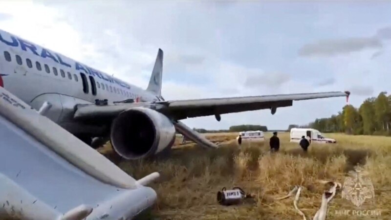 В России пассажирский самолет совершил аварийную посадку в поле