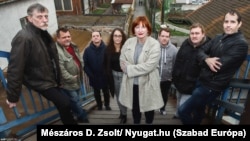 A Nyugat.hu szerkesztősége: Komondi Gábor, Szilágyi József, Józing Antal, Czömpöl Bianka, Roznár Gyöngyi, Vincze Ádám, Fodor Ármin és Mészáros D. Zsolt. A fotóról hiányzik: Tánczos Mihály, Németh Krisztián, Pataki Gergely, Nagy Zoltán, Nagy Ákos Balázs és Laskovics Márió