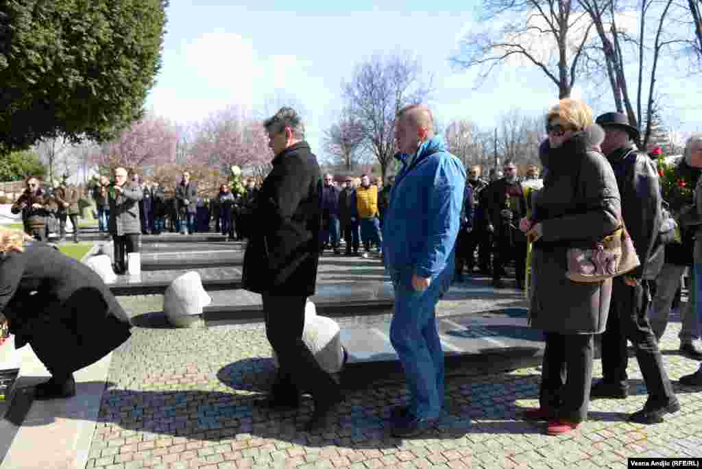 Za njegovo ubistvo su na po 40 godina zatvora osuđeni nekadašnji komandant JSO Milorad Ulemek Legija i Zvezdan Jovanović kao neposredni izvršilac, kao i desetorica saučesnika (na fotografiji građani odaju poštu ubijenom premijeru Srbije)