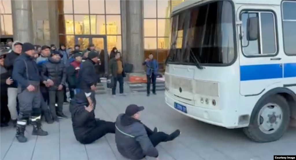 Затем непосредственно к месту протеста подогнали автозаки, которые, как и глушители связи, прибыли к Минэнерго за несколько часов до СОБРа. Фото: скриншот видео, снятого журналистами казахстанского издания &laquo;Власть&raquo;&nbsp;