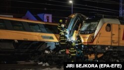 Рятувальники працюють на місці аварії потяга в місті Пардубіце, Чехія, 5 червня 2024 року. Швидкісний пасажирський і вантажний потяги зіткнулися після 23:00