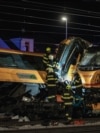Punonjësit e shpëtimit në vendin ku ndodhi përplasja e një treni udhëtarësh me një tren mallrash në qytetin Pardubice, më 5 qershor.<br />
<br />
Katër persona kanë humbur jetën dhe të paktën 20 të tjerë kanë pësuar lëndime të lehta në përplasjen, e cila ndodhi pas orës 23:00, përgjatë korridorit kryesor hekurudhor të vendit nga Praga në lindje, tha ministri i Brendshëm, Vit Rakushan.