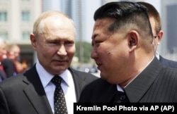 Президент Росії Путін (ліворуч) і лідер Північної Кореї Кім Чен Ин на офіційній церемонії у Пхеньяні, 19 червня 2024 рроку