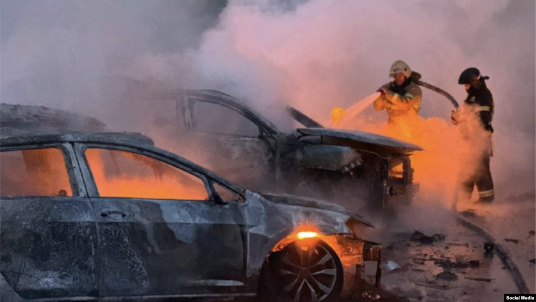 Pompierii sting incendiile care au afectat zeci de mașini în Belgorod, în urma unui atac ucrainean.