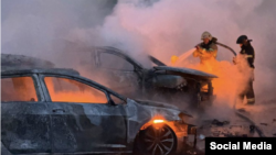 Pompierii sting incendiile care au afectat zeci de mașini în Belgorod, în urma unui atac ucrainean.