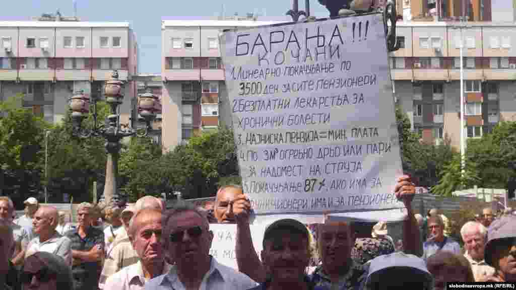 Пензионерите на протестот носеа транспаренти со испишани барања: Линеарно покачување по 3500 денари за сите пензионери, бесплатни лекрства за хронични болести, израмнување на минималната пензија со висината на минималната плата, по 3 кубни метри огревно дрво или надомест за струја...