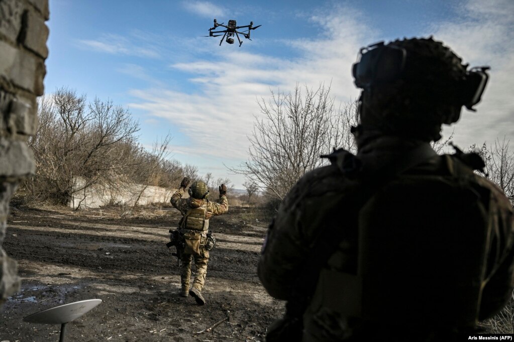 Forcat ukrainase duke përdorur dronë për të gjetur dhe shënjestuar pozicionet ruse.  