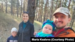 Иван Колзов с женой и детьми