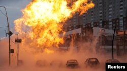 Киев. Пожар, возникший в результате российских обстрелов. 2 января 2024 года