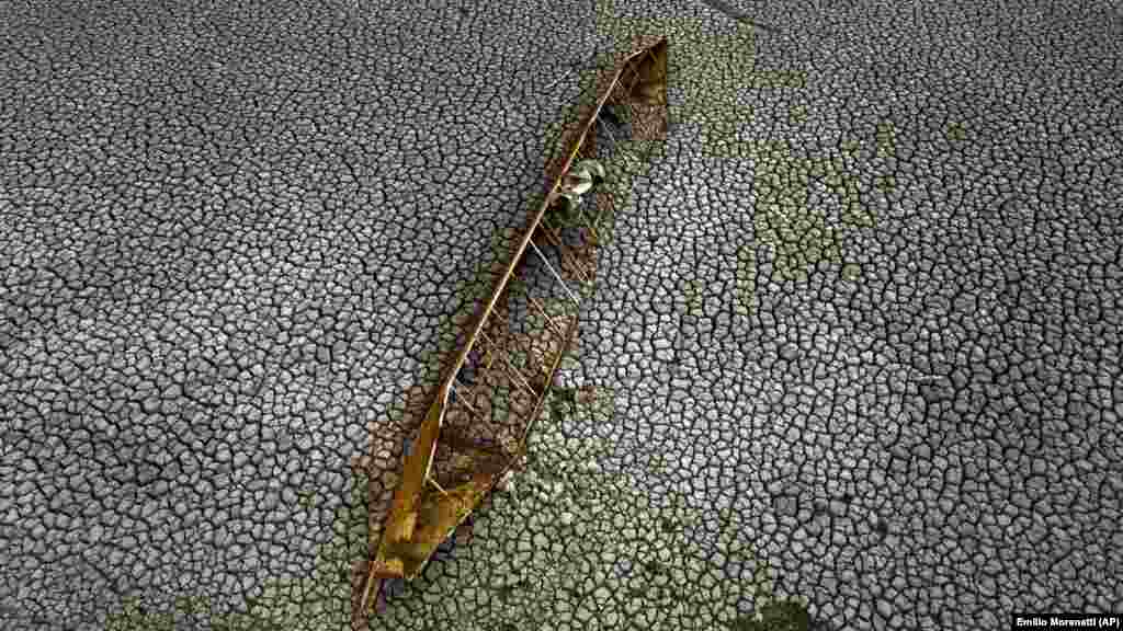 Egy csónak áll a talajba félig belesüppedve a Sau víztározónál, a spanyolországi Barcelonától mintegy száz kilométerre