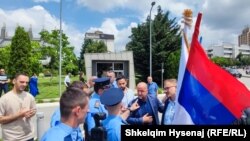 Srpski političar Aleksandar Arsenijević(drži zastavu) ispred Vlade Kosova